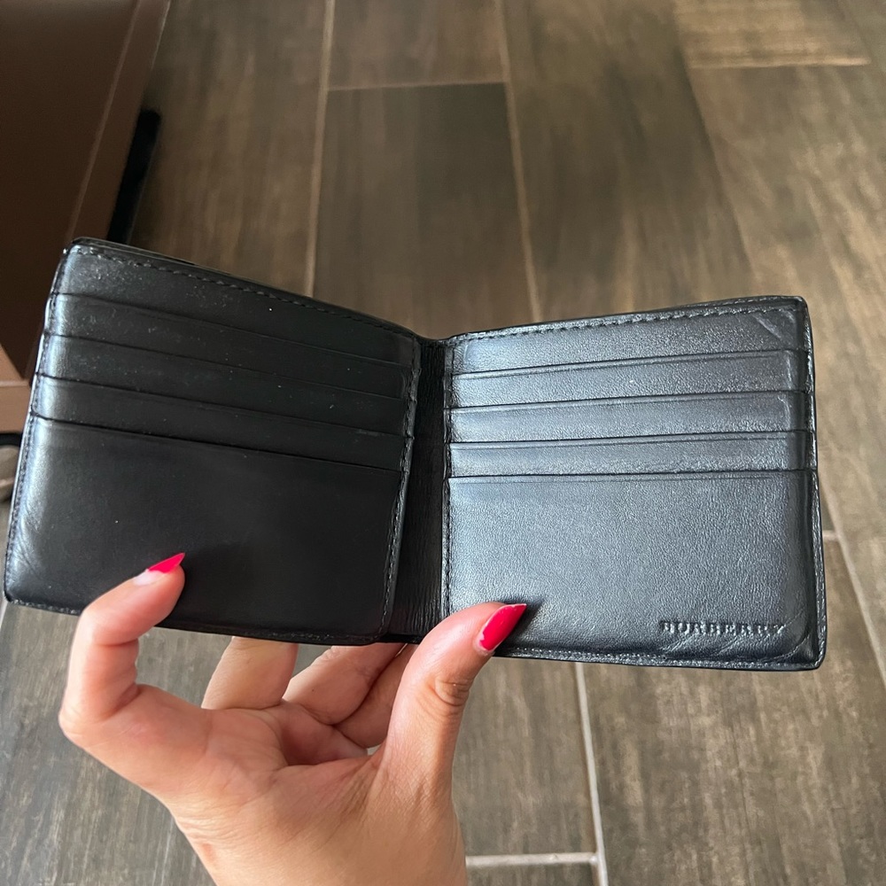 Like New! Mens Burberry Signature Check and Leather Bifold Wallet - Picture 4 of 13